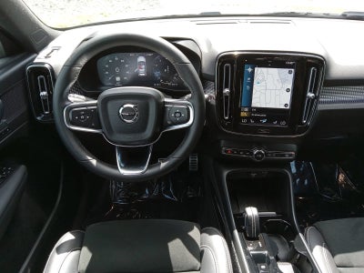 2022 Volvo XC40 R-Design