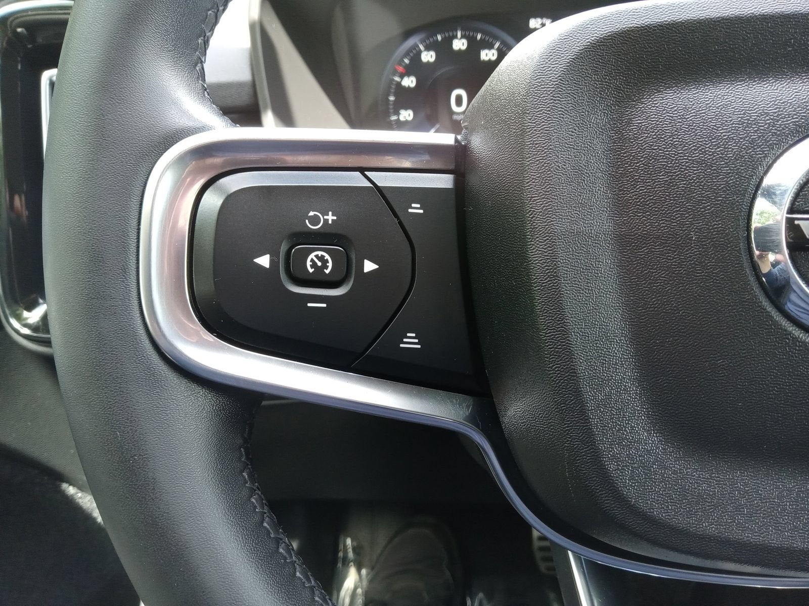 2022 Volvo XC40 R-Design