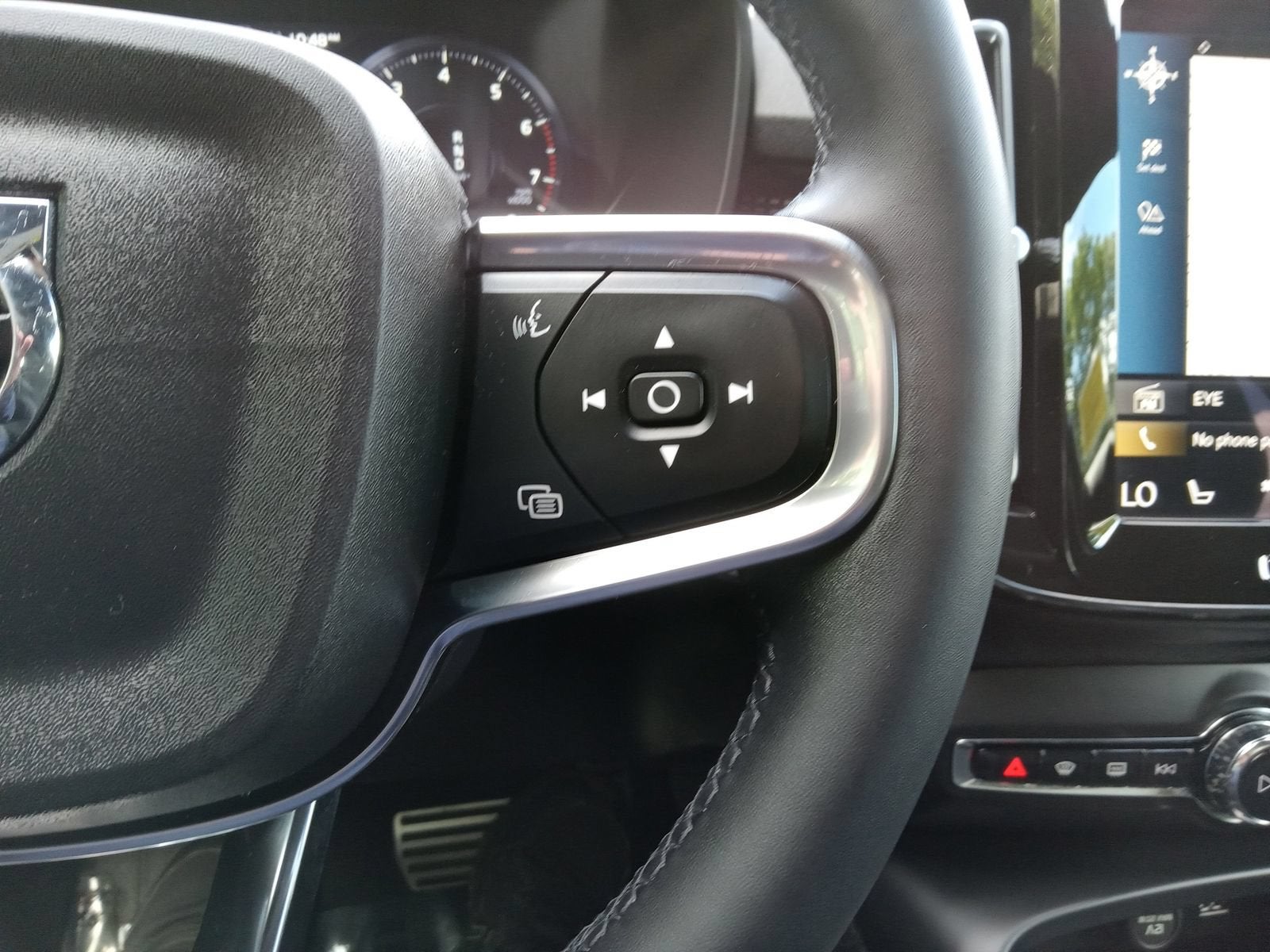 2022 Volvo XC40 R-Design